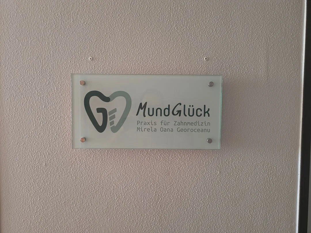 Modernes Praxisinterieur mit natürlichem Licht