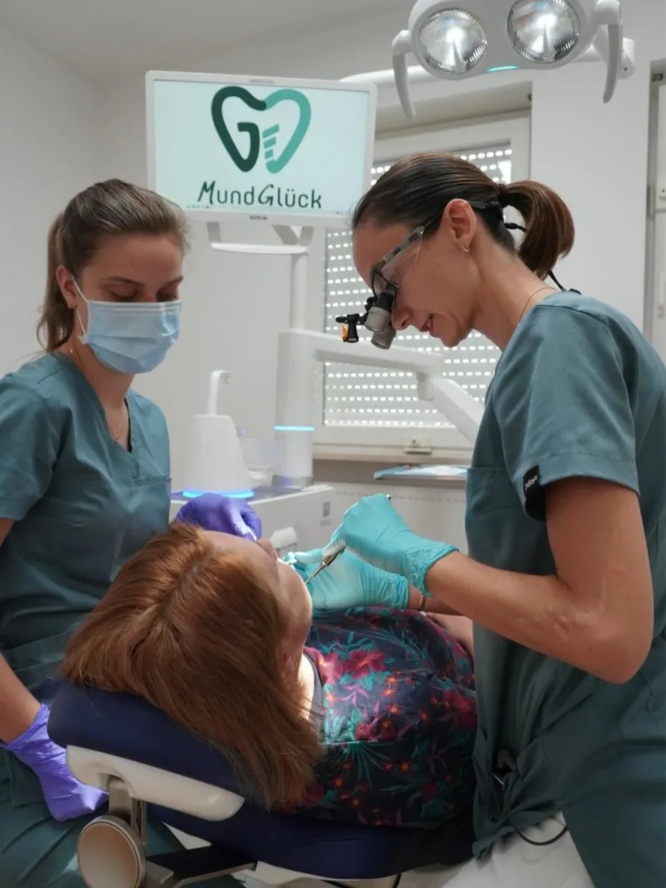 Mirela-Oana Georoceanu und Larisa bei der Behandlung einer Patientin
